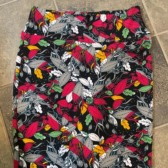 LuLaRoe Dresses & Skirts - LuLaRoe Cassie Pencil Skirt - Large